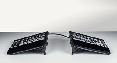 Adjustable left and right tenting mechanism easily alternates the slope of the keyboard to 15°