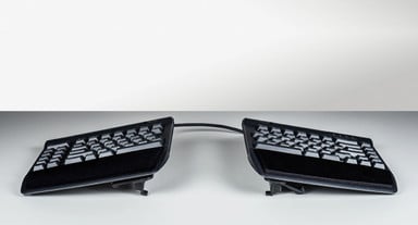 Adjustable left and right tenting mechanism easily alternates the slope of the keyboard to 10°