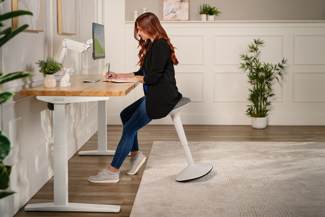 How to Choose an Ergonomic Stool for Your Standing Desk