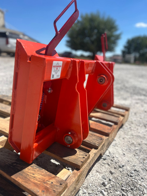 Washburn Company's hayspear.com take on the Kubota R520 Loader To Skid Steer Attachments Adapter. The adapter comes with all new pins to plug and go with your new universal skid steer. With this kubota R520 conversion you can now conveniently run any skid steer equipment directly from your Kubota tractor. Skid steer is considered "universal", run your universal skid steer bale spear, pallet fork, bucket and much more. Contact us today at 800-283-7107 or locally at 417-682-5551. 