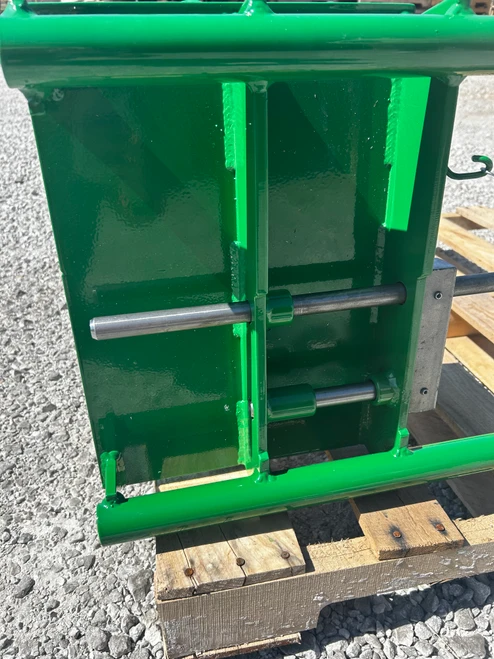 Fits pin on style john deere 148 and 158 series.
Converts the JD 146 to Euro, global and alo loaders.
