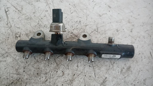 MERCEDES CLASSE A «W176» (2015) SCARICO E INIEZIONE DISTRIBUTORE CARBURANTE (FLAUTO) USATO Da 2015 in poi [[214288]]