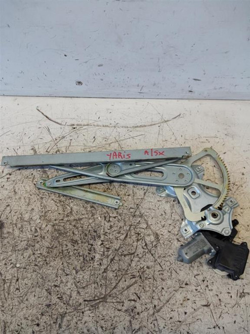 TOYOTA YARIS «IV» (2012) LAMIERATI ESTERNI ALZACRISTALLO PORTA ANT. SX. USATO Da 2011 A 2014 [[221235]]