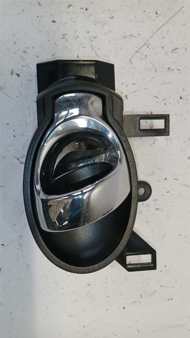 MANIGLIA PORTA INT. ANT. DX. USATO DAL 2014 NISSAN JUKE «I» (2014) 80670BA61A [[251678]]