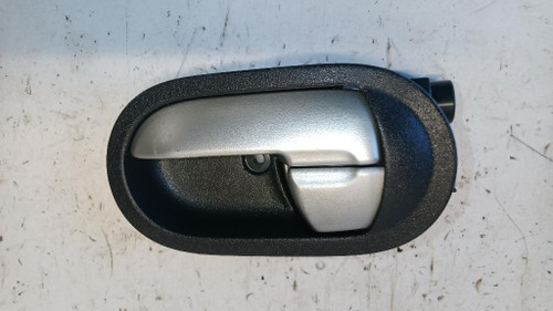 MITSUBISHI COLT «VI» (2005) ALLESTIMENTI INTERNI MANIGLIA PORTA INT. ANT. SX. USATO Da 2004 A 2008 [[269563]]