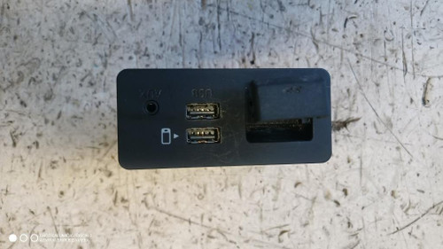 MAZDA CX5 «II» (2017) ALLESTIMENTI INTERNI CONNETTORE USB USATO Da 2017 in poi [[286577]]