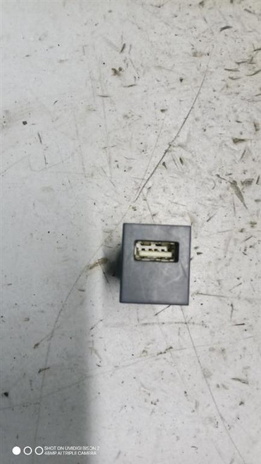 TOYOTA YARIS «V» (2020) ALLESTIMENTI INTERNI CONNETTORE USB USATO [[287870]]