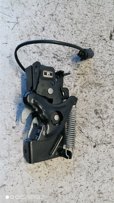 BMW SERIE 1 «F20» BERLINA (2015) LAMIERATI ESTERNI SERRATURA COFANO ANT. SX. USATO Da 2015 in poi [[289910]]