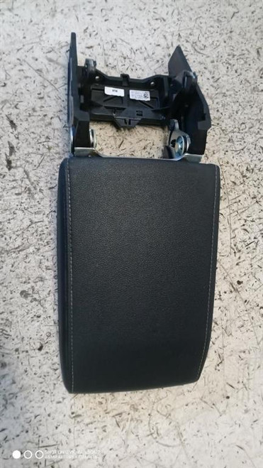 VOLKSWAGEN GOLF «VIII» (2019) ALLESTIMENTI INTERNI BRACCIOLO CONSOLE CENTRALE USATO Da 2019 A 2024 [[291182]]