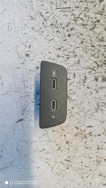 VOLKSWAGEN GOLF «VIII» (2019) ALLESTIMENTI INTERNI CONNETTORE USB USATO [[291215]]