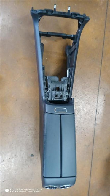 MERCEDES CLASSE B «W247» (2019) ALLESTIMENTI INTERNI BRACCIOLO CONSOLE CENTRALE USATO Da 2018 in poi [[293085]]