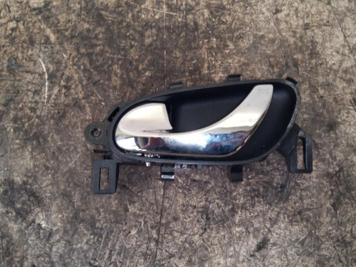 NISSAN QASHQAI «II» (2014) ALLESTIMENTI INTERNI MANIGLIA PORTA INT. ANT. SX. USATO Da 2014 A 2017 [[226980]]