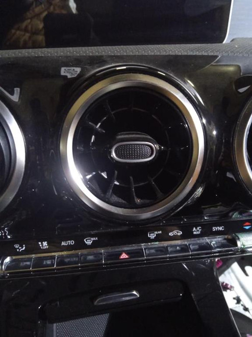 MERCEDES CLASSE CLA «C118» (2019) ALLESTIMENTI INTERNI GRIGLIA CONDOTTO ARIA CRUSCOTTO CENTRALE USATO Da 2019 in poi [[224811]]