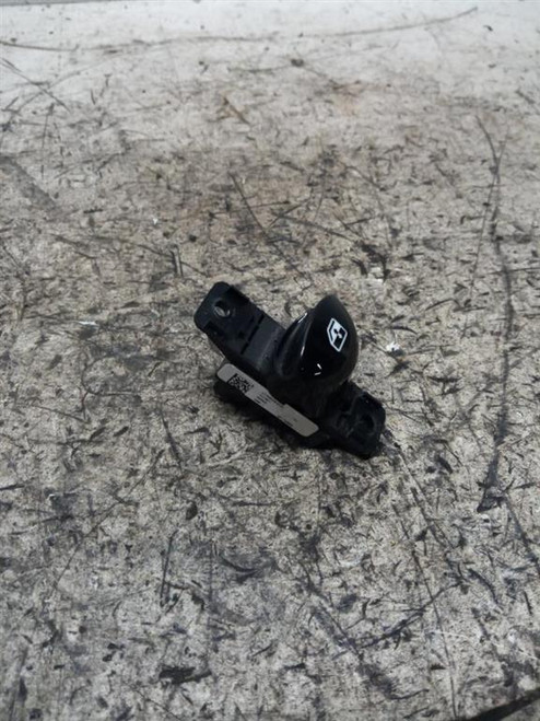 FIAT 500 «II» (2015) ALLESTIMENTI INTERNI INTERRUTTORE ALZACRISTALLI (CRUSCOTTO) SX. USATO Da 2015 in poi [[222032]]