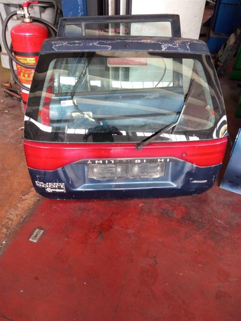 MITSUBISHI PAJERO SPORT (1998) LAMIERATI ESTERNI PORTELLO POST. USATO Da 2003 A 2009 [[219285]]