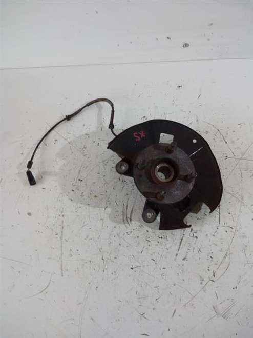 FUSELLO RUOTA ANT. SX. USATO DAL 2007 AL 2010 MAZDA 2 «II» (2008) D65133031A [[216964]]