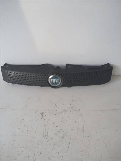 FIAT PANDA «II» (2009) LAMIERATI ESTERNI GRIGLIA RADIATORE USATO Da 2010 A 2011 [[216573]]