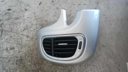 FIAT 500L (2013) ALLESTIMENTI INTERNI GRIGLIA CONDOTTO ARIA CRUSCOTTO ANT. SX. USATO Da 2012 A 2017 [[216098]]