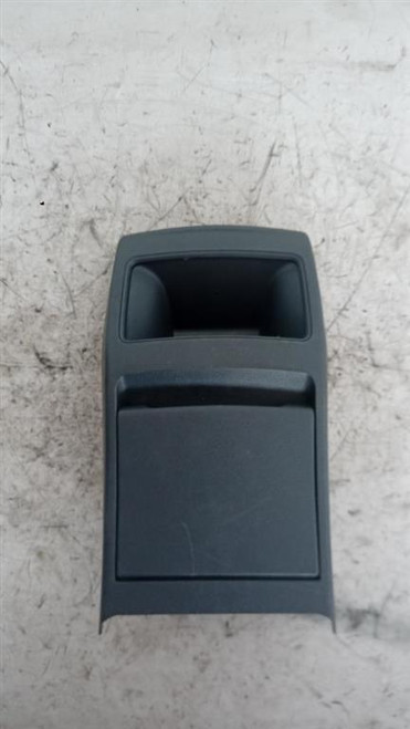 MERCEDES CLASSE A «W176» (2015) ALLESTIMENTI INTERNI VANO PORTAOGGETTI COPERCHIO CONSOLE CENTRALE POST. USATO Da 2015 in poi [[214405]]