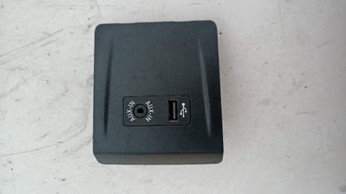 BMW SERIE 2 «F46» GRAN TOURER (2014) ALLESTIMENTI INTERNI CONNETTORE USB USATO [[212383]]