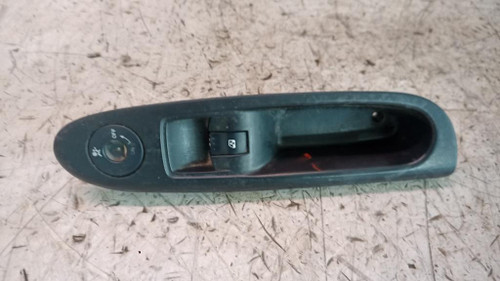 RENAULT CLIO «II» (1999) IMPIANTO ELETTRICO INTERRUTTORE ALZACRISTALLI ANT. DX. USATO Da 2005 A 2008 [[234124]]