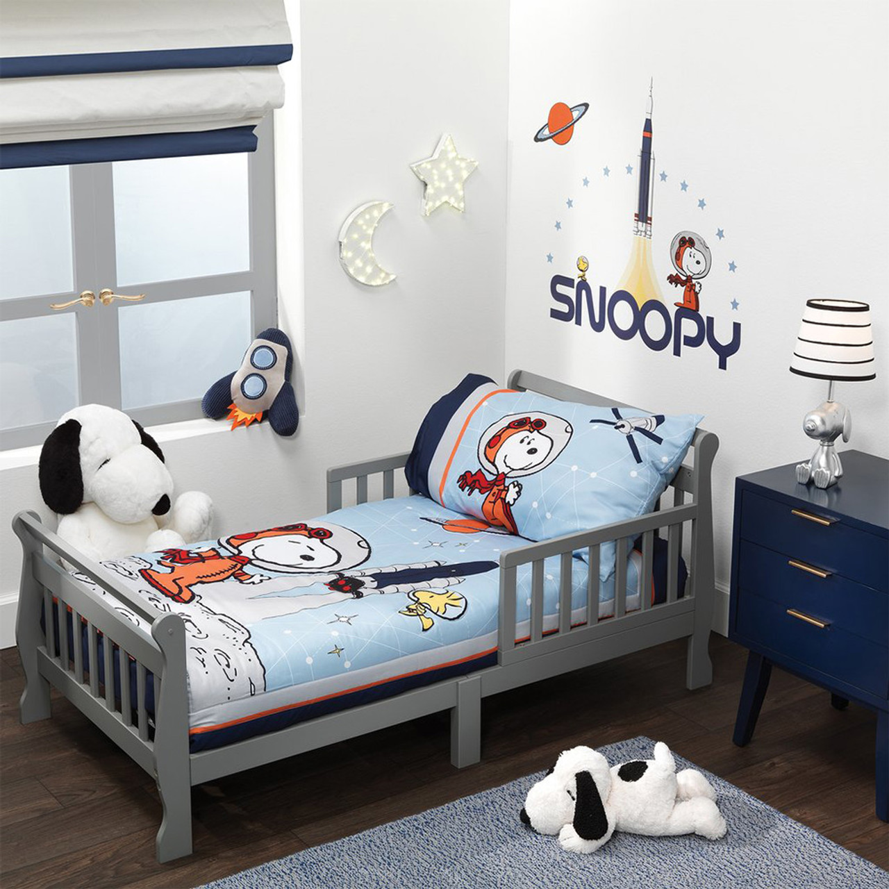 https://cdn11.bigcommerce.com/s-l97wqz3k9m/images/stencil/1280x1280/products/99355/195622/8-BedtimeOriginals-AstronautSnoopy-ToddlerSet-4PCToddlerSet_2560104V__06104.1634822949.jpg?c=1?imbypass=on