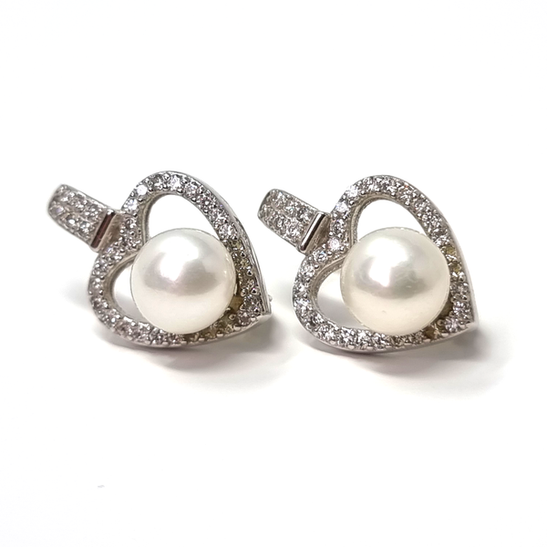 Exude elegance with our heart diamond earrings! Crafted in 925 silver, these stunning earrings feature Cubic Zirconia and freshwater pearls for a timeless and sophisticated look.