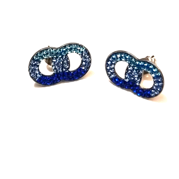 Stunning blue and white diamond earrings, a dazzling accessory to enhance your style.