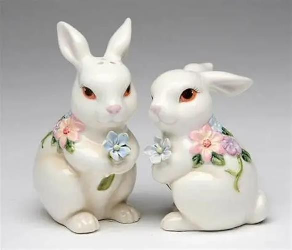 Cosmos Bunny Salt and Pepper Ceramic set