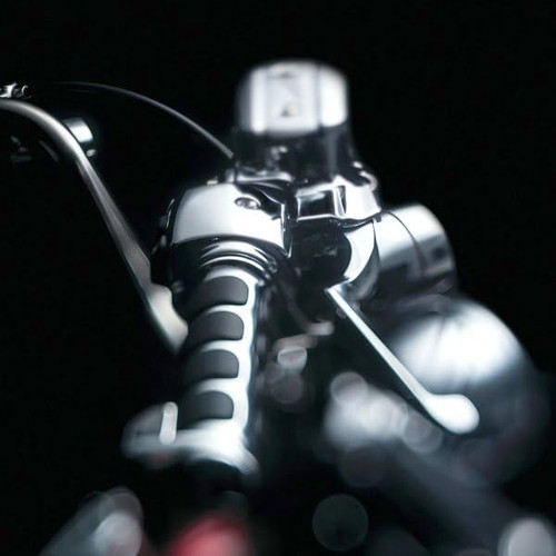 Kuryakyn 82-21 Harley Davidson Dual Cable Throttle Iso-Grips With Chrome Accent Rings With Throttle Boss