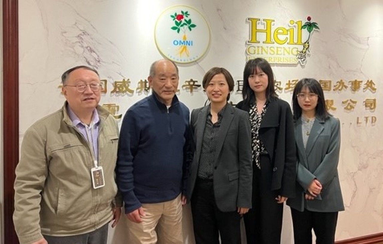 JIN NIAN PENG. PETER CHOI, STEPHANIE PAN- DEPUTY DIRECTOR WISCONSIN GINSENG . FAYE WANG-WISCONSIN GINSENG MARKETING TEAM. AURORA ZHANG-WISCONSIN GINSENG MARKETING TEAM.