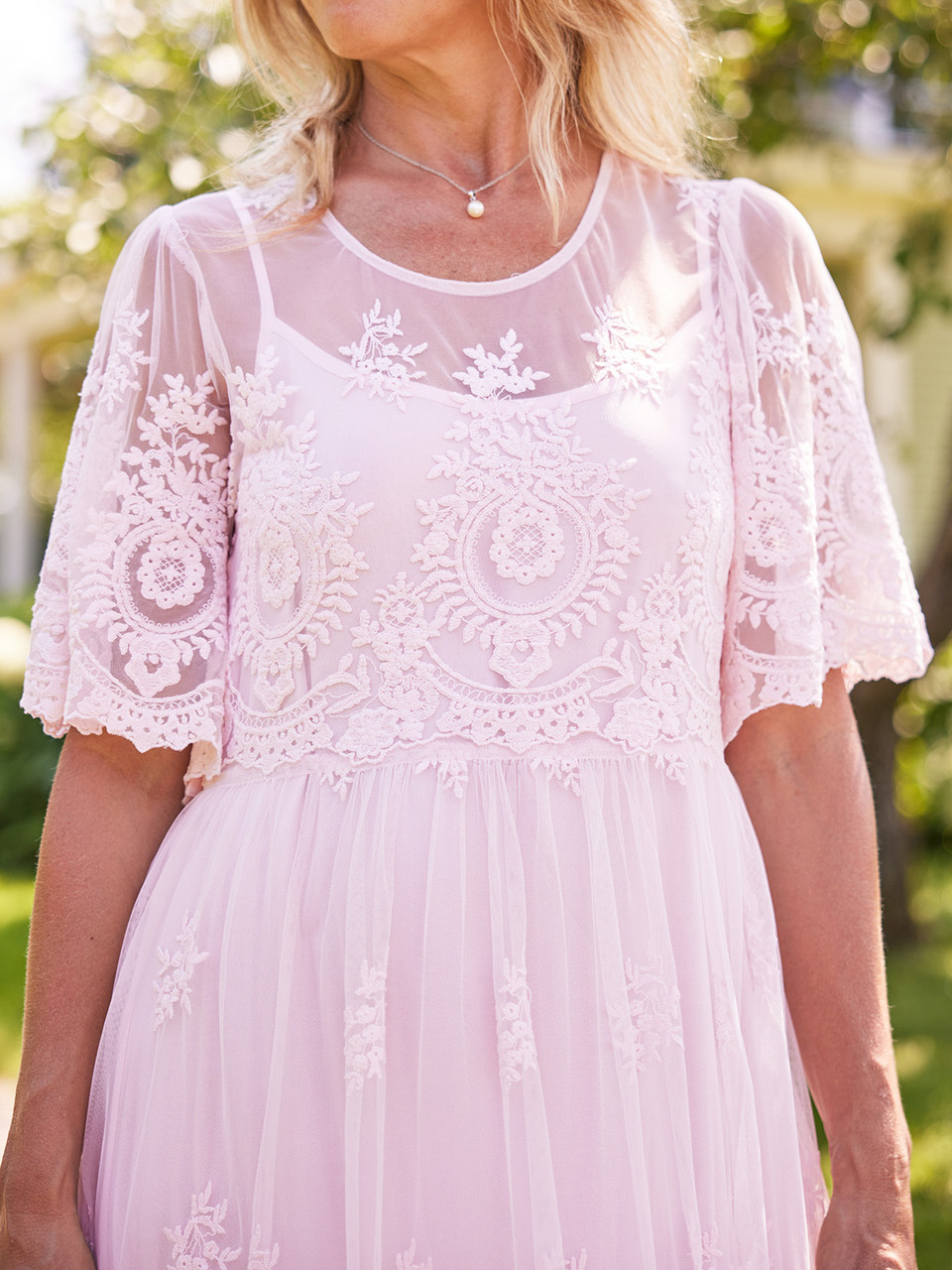 Robe fille de fleur champagne col rond manche courte en dentelle décoré Robe fille de fleur champagne col rond manche courte en dentelle décoré