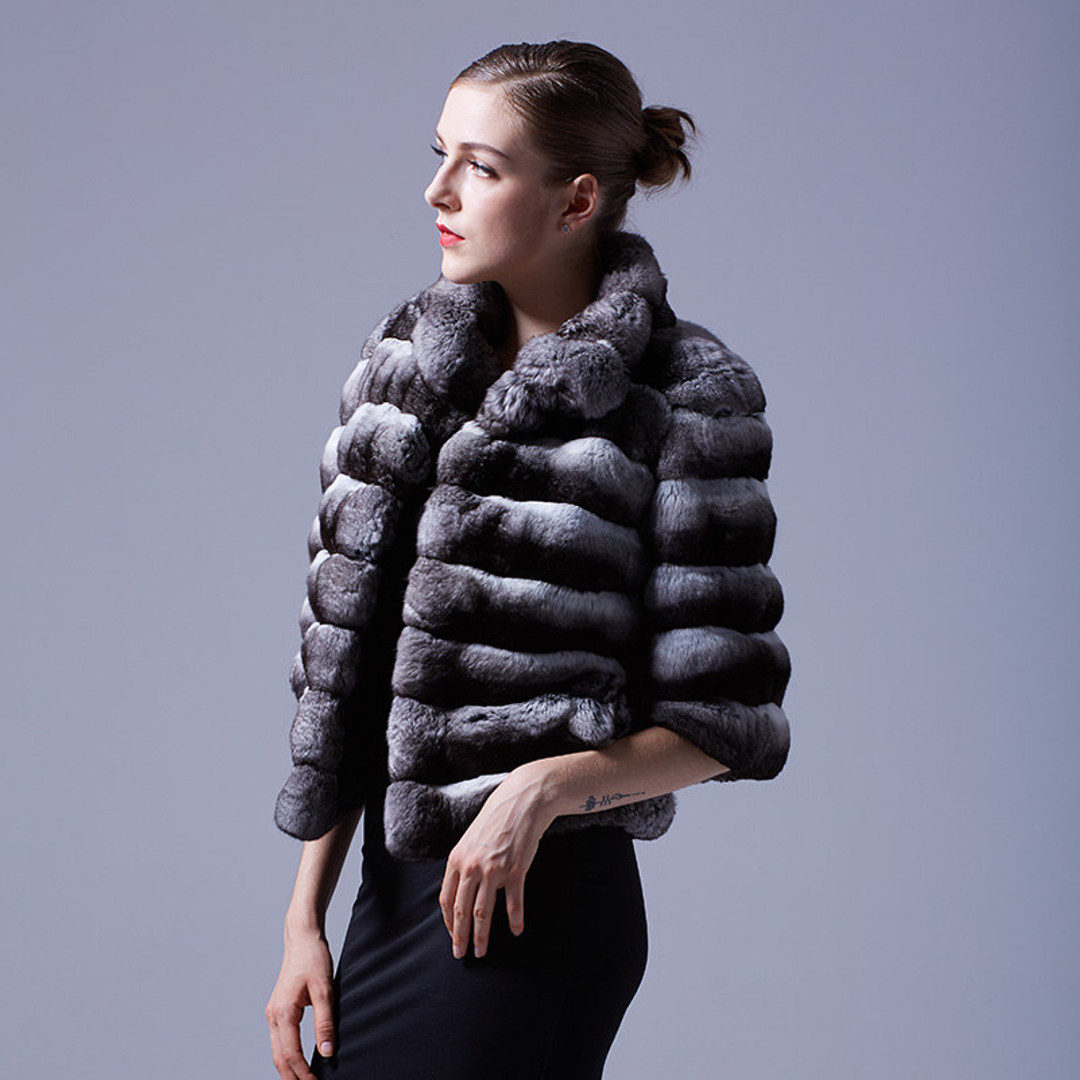 Short chinchilla jacket with short sleevesunfastened lateral view Short chinchilla jacket with short sleevesunfastened lateral view