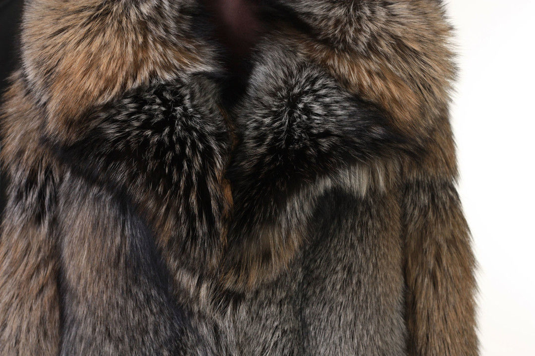 men's long fox fur coat notched collar skin to skin close up view men's long fox fur coat notched collar skin to skin close up view