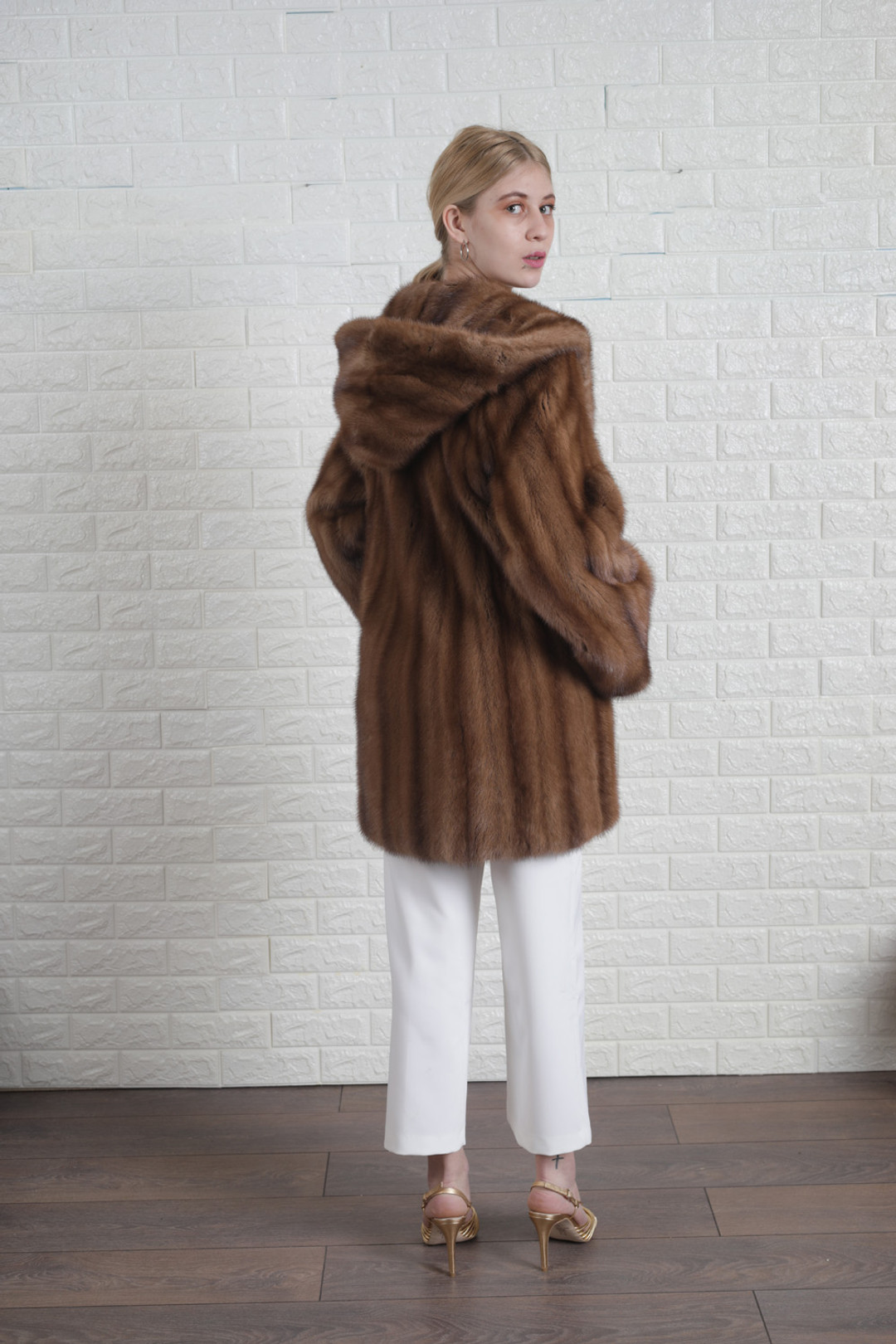Brown Hooded Mink Fur Coat Tapered Waist M L Brown Hooded Mink Fur Coat Tapered Waist M L
