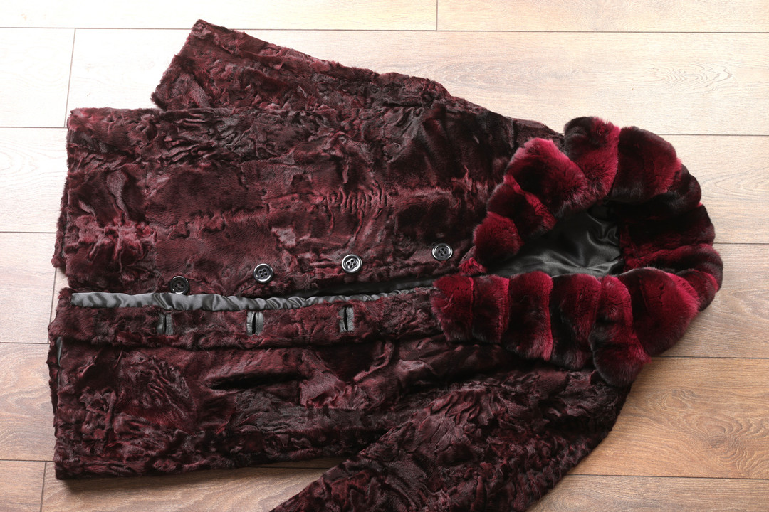 MEN'S BURGUNDY RED ASTRAKHAN & CHINCHILLA COLLAR FUR COAT BUTTON CLOSURE DETAILS VIEW MEN'S BURGUNDY RED ASTRAKHAN & CHINCHILLA COLLAR FUR COAT BUTTON CLOSURE DETAILS VIEW