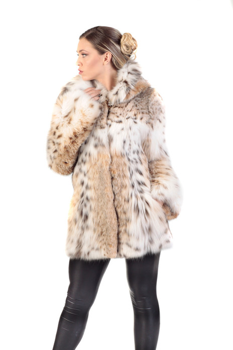 Beige Fur Coat Bag Made Natural Lynx Fur Hands Mannequin Stock Photo by  ©ozina 493079714