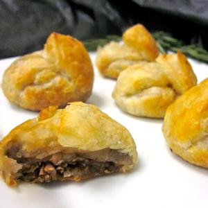Tender pieces of beef marinated in our bourguignon wine sauce and layered into our delicate puff pastry.


Units/case: 100
