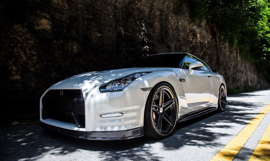 Vossen VFS-5 Wheels in Silver Metallic Installed on Nissan (2)