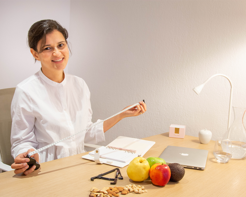 Eli Fisher, naturópata en Farmacia Les Planes, en Sant Cugat del Valles, Barcelona
