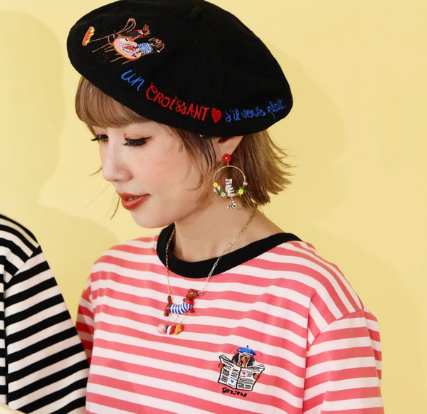 Embroidery Beret With Golden Dog  Pin