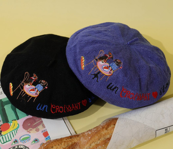 Embroidery Beret With Golden Dog  Pin