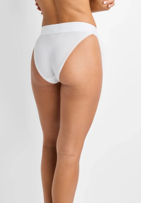 'white'