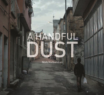 A Handful of Dust : Syrian Refugees in Turkey by Nalbandian Nish - Hardback