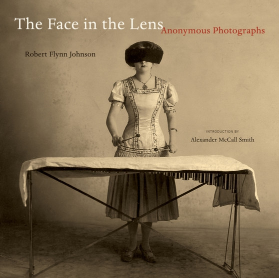 The Face in the Lens : Anonymous Photographs by Robert Flynn Johnson - Paperback
