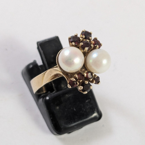  Vintage 9ct gold garnet and pearl ring 4.3gms