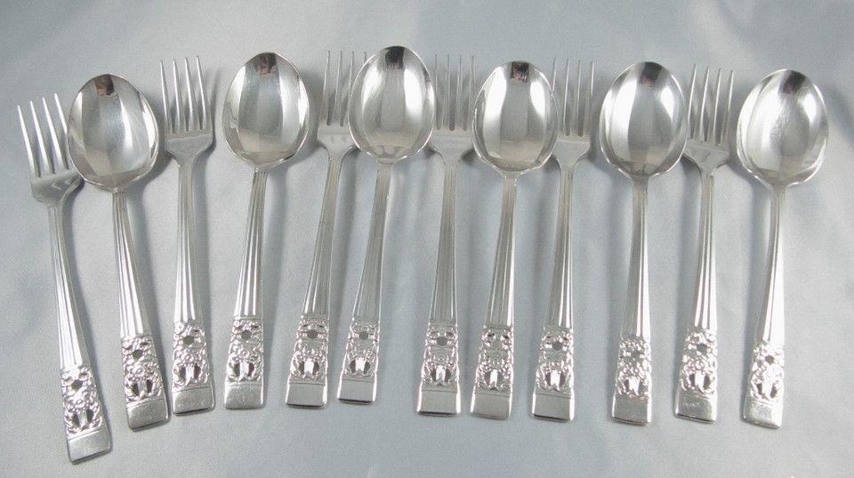 Vintage Oneida Cutlery sets and replacementsin stock now