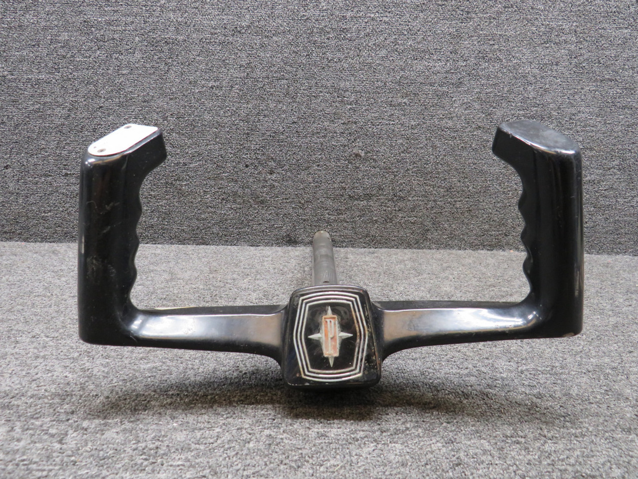 78729-002 Piper PA28-180 Control Wheel has Chipped Paint and Cracked