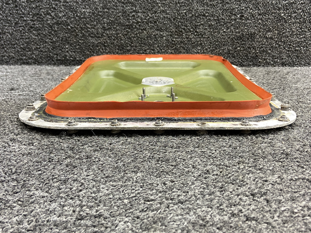 t2様 1221236-2 Cessna T210L RH Wing Radio Compartment Door (Incomplete)