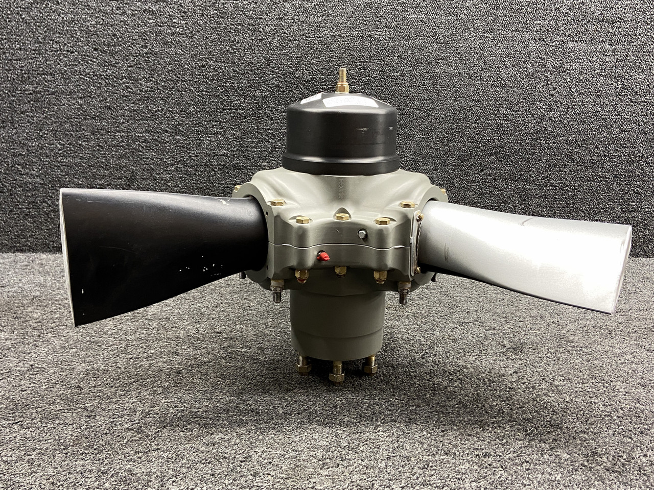 HC-J3YF-1RF/F8D68 Hartzell 3 Blade Propeller Hub with Logbook
